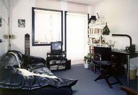 Verschiedene kulturen treffen aufeinander, es findet ein reger austausch statt. Studentenwerk Sh