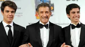 Jun 04, 2021 · ezio greggio, la fidanzata romina confessa: Chi Sono I Figli E La Fidanzata Di Ezio Greggio Il Conduttore Di Striscia