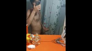 CHICO GUARRO SE PAJEA DELANTE DEL ESPEJO..... - Pornhub.com