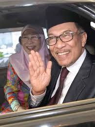 Datuk seri anwar ibrahim yang berada dalam tahanan polis sejak 2014 itu akhirnya dibebaskan dari hospital cheras kerana masih dalam proses pemulihan selepas menghadapi pembedahan bahu. Anwar Ibrahim Bebas Hari Ini Utusan Borneo Online