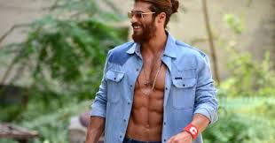 Önceki gün çekimleri için kamera karşısına geçen can yaman, 2 gün süren reklam çekiminde 100 gömlek giyip, 10 kez denize. Can Yaman Clarifies His Controversial Statements On The Libido Of Selen Soyder And Demet Ozdemir