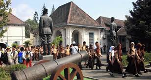 Bangunan bersejarah di perak berikutnya adalah kellie's castle, yaitu istana kota atau rumah agam lama yang dibuat oleh william kellie smith untuk istrinya pada tahun 1915. 37 Tempat Wisata Menarik Dan Hits Di Jogja Yang Dekat Malioboro Aneka Wisata
