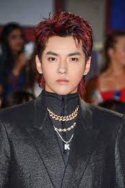 Ngô diệc phàm cuối cùng đã lộ ảnh hẹn hò, đan chặt tay đưa nàng về nhà riêng và nhan sắc bạn gái gây chú ý lớn. Pin By Norah San On C Pop Kris Wu Mullet Haircut Wu Yi Fan
