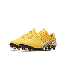 Quasi neuves, chaussures de foot à vendre marque : Crampons Neymar Cdiscount