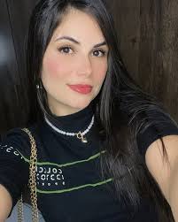 💬Yolanda 𝐜𝐨𝐦𝐞𝐧𝐭𝐨́ 𝐭𝐮 𝐟𝐨𝐭𝐨: Oye, tú... En serio, ¿me vas a  contestar algún día? 😏 Te estoy molestando, ¿es eso? 😔