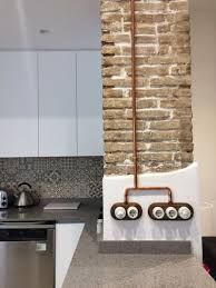 Cable Electrique Cache Par Tuyau De Cuivre Idee Deco Mur Salon Cablage Electrique Amenagement Restaurant