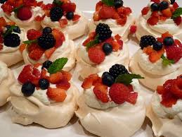 A crisp outer shell and a soft, airy and fluffy marshmallow center. Jom Cuba Resepi Mini Pavlova Yang Lazat