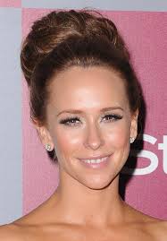 Jennifer Love Hewitt is a guest star