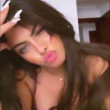 Deilert Lora's Instagram, Twitter & Facebook