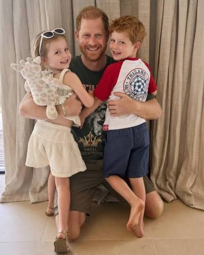 Meghan Markle, Prince Harry Under Fire as New Family Photo Sparks 0utrage:  Fans Claim Sussex Kids Are Being Coerced Into Staged Poses – “Something Is  Seriously Wrong With The Parents”. 𝗥𝗲𝗮𝗱 𝐟𝐮𝐥𝐥