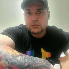 Buenas noches noches, me gustaría conocer a algún caballero que sea  veterano y por supuesto que sea soltero. Gracias ￼