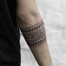 Du tatouage discret à celui qui recouvre le bras entier, vous trouverez forcément un style qui vous conviendra. Tatouage Maori Idee Tatouage Bras Design Tatouage Homme Bras Tribal Armband Tattoo Armband Tattoo Design Arm Band Tattoo