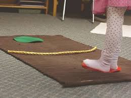 Fra le tante cose che puoi fare quando ti annoi, perchè non sceglierne una che un classico passatempo per quando ti annoi a casa consiste nel guardare video su youtube… di impara a giocare a scacchi. Giochi Da Fare In Casa Con I Bimbi Organizzati Per Eta Da 1 A 12 Anni Li Terranno Impegnati Facendoli Divertire E Imparare Piu Donna