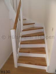 Geschlossene Holzwangentreppe Gelander Mit Edelstahlstaben Pfosten Wangen Und Stosstritte Weiss Lackiert Stufen Und Handlauf I Treppe Haus Treppe Treppe Weiss