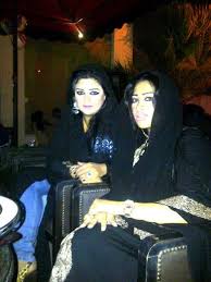 وشغلت الإعلامية السعودية روزانا اليامي الجمهور بعد تداول اسمها بكثافة عبر وسم يحمل اسمها #روزانا_اليامي على موقع تويتر، إذ دعت وبالرغم من قرار روزانا ارتداء الحجاب، إلا أن صورها من دونها لازالت موجودة عبر حسابها على انستقرام، ولم تقدم على خطوة حذف أي صورة. Ø§Ù„Ø§Ø¹Ù„Ø§Ù…ÙŠÙ‡ Ø±ÙˆØ²Ø§Ù†Ø§ Ø§Ù„ÙŠØ§Ù…ÙŠ Ø§Ù„ØµÙˆØ± ÙÙŠØ³Ø¨ÙˆÙƒ