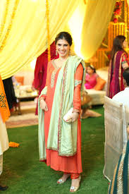 Peachy Coral W A Light Jade Green Dupatta Love The Red Details Pakistani Lehenga Indian Look Indian Wear