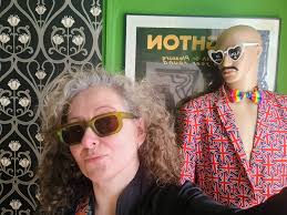 I'm hopping along my bucket list! I am now in Brighton 🇬🇧 I'm not usually  a sunbather , however I will give it a go, nap time. But first breakfast 😂  #rouse_house_art #