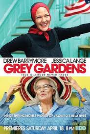 Utifrån dokumentären gjordes en spelfilm 2009 och en broadwaymusikal 2006. Grey Gardens 2009 Film Wikipedia