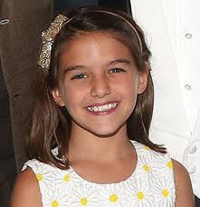 Suri Cruise Wiki Family Mother Net Worth Tom Cruise Now A discreta jovem, que mora algumas temporadas em londres e outras em los ángeles, prefere não compartilhar sua vida com os meios de comunicação. suri cruise wiki family mother net