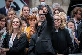 Epicuriens assumés, ils s'étaient jurés ne pas vouloir se voir dépérir. Funerailles De Guy Bedos Doria Tillier A Rendu Hommage A L Humoriste Decede En Chantant