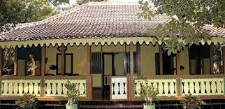 Hanya saja, pagar kayu dengan ukiran lancip khas betawi sudah tidak terpasang memagari rumahnya. Rumah Adat Betawi Beserta Ciri Khasnya Gambar Lengkap