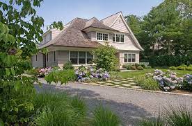 Front and back yard designs typically bring together casual plantings with a more manicured and minimal aesthetic — typically associated with modern dwellings — for a look that's pulled together, but not uptight. Farmhouse Landscaping Dos Don Ts Landscaping Network