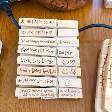 100均でok 木のクリップで席札スタンドを作ろう marry マリー 席札 手作り ウェディング 手作り 焼き絵