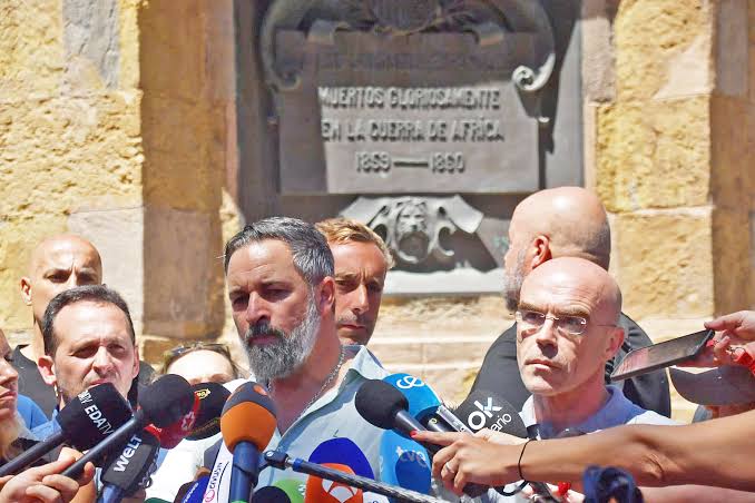 Abascal, líder de Vox, aboga por militarizar permanentemente la frontera y  llama “mafioso” al Gobierno de Sánchez