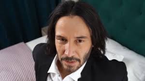 A nap legcukibb videója, ahogy Keanu Reeves kölyökkutyákat ölelget