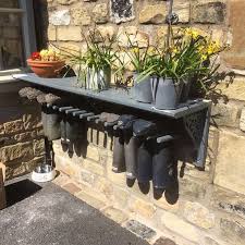 Besoin De Cela Bottes En Caoutchouc Avec Une Etagere Bes Bottes En Caoutchouc Re En 2020 Amenagement Jardin Rangement Bottes Idees De Patio