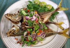 Ikan goreng is an indonesian (and to a wider extent malay world) dish, consisting of deep fried fish or other forms of seafood. Resep Ikan Ikan Goreng Salsa Bawang Merah