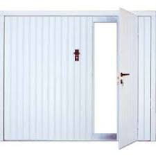 Dotée d'une performance remarquable, elle dispose d'un vaste espace sous le plafond de votre garage vous permettant d'y ranger des objets encombrants. Porte De Garage Basculante Acier Sur Mesure Avec Portillon