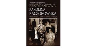 Karolina kaczorowska brała udział w ceremonii przekazania insygniów i był to dla niej pierwszy powrót do polski po 50 latach. Prezydentowa Karolina Kaczorowska Stanislawow Sybir Afryka Londyn Walentynowicz Iwona Amazon De Bucher