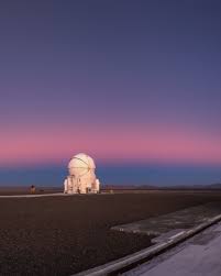 Antes de que caiga la noche, nuestro Observatorio Paranal, ubicado bajo los cielos únicos de la Región de Antofagasta, se ilumina con los colores del atardecer del desierto de Atacama . Pero