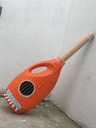 Musikinstrumentebasteln Guitar Made From Recycled Material You Need Bottle Bottle In 2020 Instrumente Basteln Musikinstrumente Basteln Musikinstrumente Kinder