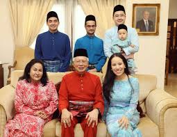 Kan anaknya ikut angkatan muda golkar yang tunangan dengan anaknya najib razak itu, kata boyamin saat dihubungi, jumat (14/8/2020). Ucapan Istimewa Yana Najib Sempena Birthday Ibu Wajah Cantik Ds Rosmah Curi Perhatian Nona
