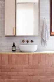 Architecture L Attrait De La Brique Three Piece House Par L Agence Trias Australie Salle De Bain Design Idee Salle De Bain Interieur Salle De Bain