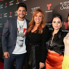 ¿de qué hablaban tan misteriosamente? El Secreto De Selena Los Momentos Mas Importantes Del Capitulo 5 Telemundo