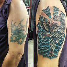 Aquí et dejamos ejemplo de diseños de tatuajes en el hombre muy creativos que te ayudaran a sacar ideas y a encontrar un tatuaje en el hombro perfecto para ti. Que Es Un Cover Up El Arte De Tapar Un Tatuaje Con Otro Tatuajes Y Piercings L Embruix