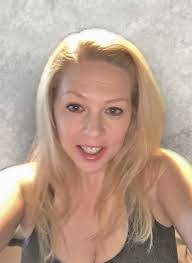 Angela Dee's Instagram, Twitter & Facebook