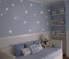 Decoracao De Quarto De Bebe Masculino Mais De 45 Fotos Para Te Inspirar Uma transformação com papel de parede pode ser exatamente o que seu quarto precisa, seja uma transformação simples ou complexa, existem vários estilos diferentes quando se trata de papel de parede no quarto. decoracao de quarto de bebe masculino