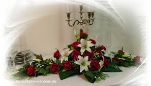 Gesteck Altar Fur Die Kirchendekoration Oder Auch Als Buffet Oder Paargesteck Zur Hochzeit Lilien Werden Mit Rosen Kombiniert Lilien Gestecke Dekoration