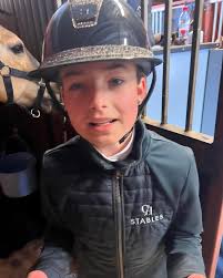 I helgen har både chloe och Hailey tävlat. Båda gjorde debuter i olika  höjder och red felfritt 💪🏻 jag fick vara med på ett hörn som den  ponnypappa jag är 😎