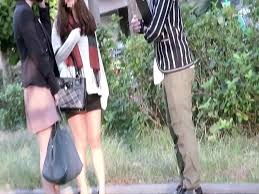 Un cuestionario travieso por cuidar a un grupo de dos esposas