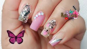 Diseños e ideas de uñas decoradas si estás pensando en llevar unas uñas decoradas perfectas todos los días, probablemente estés pensando en decantarte por las uñas acrílicas así que te recomendamos que sigas leyendo este artículo porque encontrarás muchas ideas para hacerte diseños de uñas increíbles. Diseno De Unas Piedras Y Botones De Flores Unas Decoradas Simples Y Sencillas Decoracion De Unas Youtube