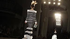 Jean paul gaultier ultra male. En Images Marinieres Jupes Pour Hommes Jean Paul Gaultier Revisitera T Il Ses 5 Looks Iconiques Lors De Son Dernier Defile Haute Couture