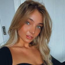 Katie Bloomer's Instagram, Twitter & Facebook