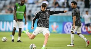 La nuova competizioni per nazionali voluta dall'uefa, oggi avrà ufficialmente inizio con un big match: Francia Germania Invasione Di Campo Di Un Attivista Di Greenpeace Atterra Nello Stadio Con Un Paracadute