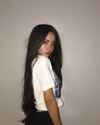 Las baddies se caracterizan por su estilo atrevido, formado por maquillaje y complementos llamativos y normalmente un cuidado excesivo de su cuerpo, uñas y cabello, aunque cada mujer puede agregarle a este estilo un toque personal. Cute Baddie Girl Aesthetic Casual Summer Outfit White Graphic Tee Tumblr Clothing Women S Style Poses De Fotos Menina Fotos De Rosto Dicas Para Tirar Foto