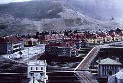 Today, fort yellowstone is comprised of the yellowstone national park headquarters, the horace albright visitor center and staff accommodations. Fort Yellowstone Wikipedia